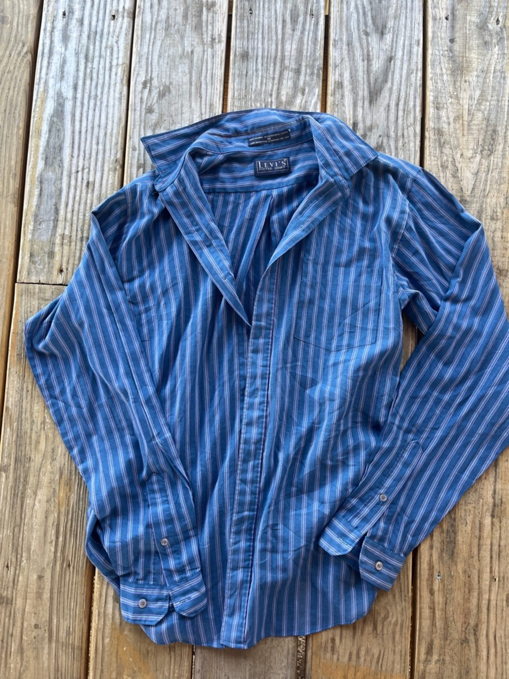 VTG Levi's Men's Blue and White Striped Button-Down Shirt